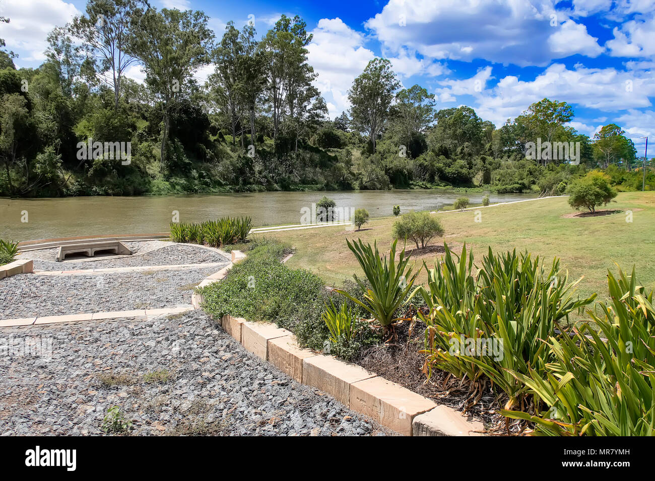 Der Park an den Hochschulen Kreuzung wird durch den Kies und Unter den Weg in den Fluss abgelassen Stockfoto