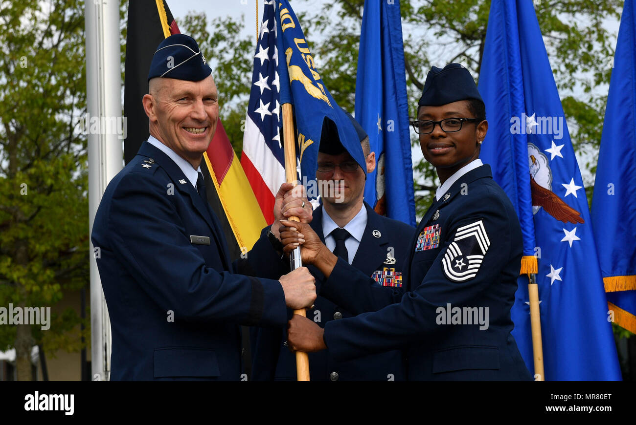 US Air Force Chief Master Sgt. Tamar Dennis, ausgehende Kisling Unteroffizier Akademie Kommandant, verzichtet die Guidon, US Air Force Generalmajor Timothy M. Zadalis, US-Luftstreitkräfte in Europa und Afrika Air Forces Vize-Kommandeur, während der Akademie Change of Responsibility Zeremonie auf Kapaun Air Station, Deutschland, 25. Mai 2017. Dennis hat Verantwortung der Akademie, US Air Force Chief Master Sgt. Kathi Glascock, eingehende Kisling NCOA Kommandant aufgegeben. Eine Änderung der Verantwortung Zeremonie ist die eingetragene Version eines Offiziers Änderung des Befehls. (U.S. Air Force Photo von Stockfoto