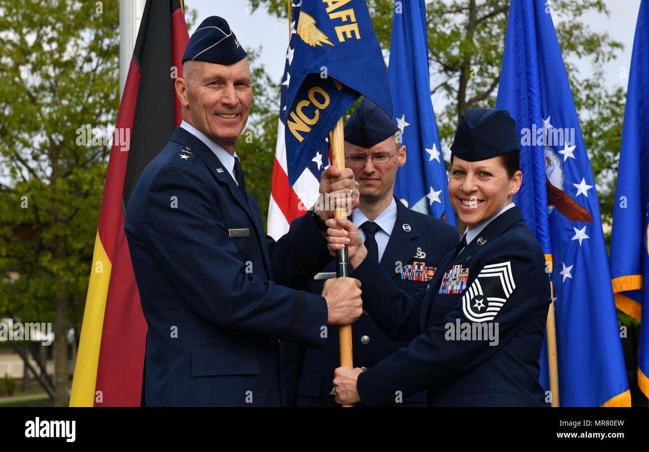 US Air Force Chief Master Sgt. Kathi Glascock, eingehende Kisling Unteroffizier Akademie Kommandant, akzeptiert die Guidon von US Air Force Generalmajor Timothy M. Zadalis, US-Luftstreitkräfte in Europa und Afrika Air Forces Vize-Kommandeur, während der Akademie Change of Responsibility Zeremonie auf Kapaun Air Station, Deutschland, 25. Mai 2017. Glascock übernahm der Akademie von Chief Master Sgt. Tamar Dennis, ausgehende Kisling NCOA Kommandant. Die ändern der Verantwortung-Zeremonie ist die eingetragene Version eines Offiziers Änderung des Befehls, wo übergibt einen Anführer Befehl an die ne Stockfoto