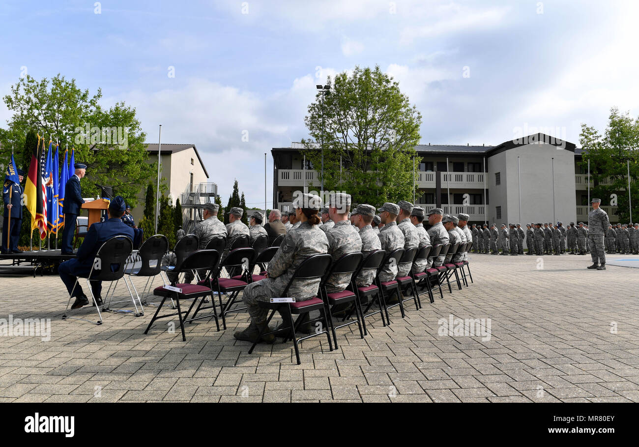 US Air Force Generalmajor Timothy M. Zadalis, US-Luftstreitkräfte in Europa und Afrika Air Forces Vize-Kommandeur, spricht während der Kisling Unteroffizier Akademie Change of Responsibility Zeremonie auf Kapaun Air Station, Deutschland, 25. Mai 2017. Zadalis den Vorsitz über die Zeremonie als US Air Force Chief Master Sgt. Tamar Dennis ausgehende Kisling NCOA Kommandant, abgetretenen Verantwortung der Akademie, US Air Force Chief Master Sgt. Kathi Glascock, eingehende Kisling NCOA Kommandant. Eine Änderung der Verantwortung Zeremonie ist die eingetragene Version eines Offiziers Änderung des Befehls. (US-Ai Stockfoto
