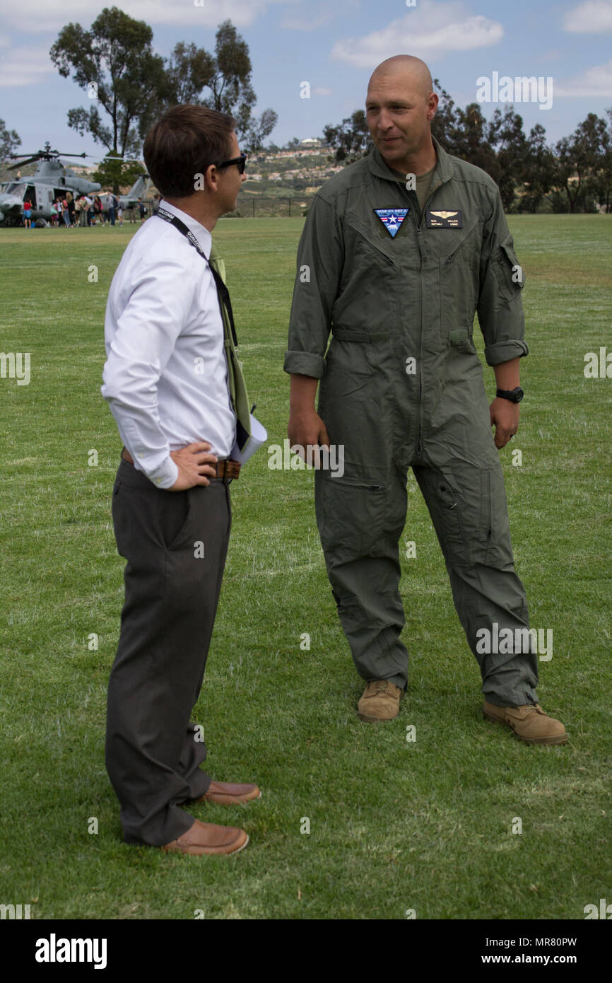 Us-Marine Sergeant Major Melvin Miller, Sergeant Major, Marine Leichter Hubschrauber Attack Squadron 775 spricht mit einem der Mitarbeiter an Calavera Hügel der Mittleren Schule. HMLA-775 besucht Richard Hills Middle School Studenten und Fakultät für Marine Corps aviation Mittel und Fähigkeiten zu informieren und zu erziehen. (U.S. Marine Corps Photos von LCpl Francisco J. Diaz jr./Freigegeben) Stockfoto