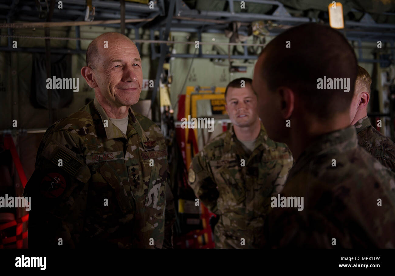 Gen Mike Holmes, Kommandeur des Air Combat Command, spricht mit einem Flieger 1. Klasse Edward Wobensmith, 455. Expeditionary Aircraft Maintenance Squadron, Bagram Airfield, Afghanistan, 25. Mai 2017. Holmes besuchte Bagram Airfield mit Piloten und Soldaten sprechen und aus erster Hand sehen, die mehrere Möglichkeiten Flieger Projekt Airpower in der Region. (Foto: U.S. Air Force Staff Sgt Benjamin Gonsier) Stockfoto