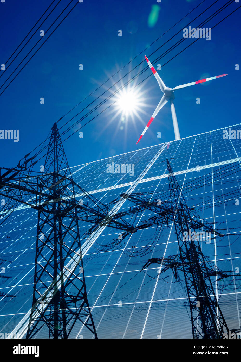 Verfassen von Windkraftanlagen, Solaranlagen und high voltage Pylon mit Power line Stockfoto