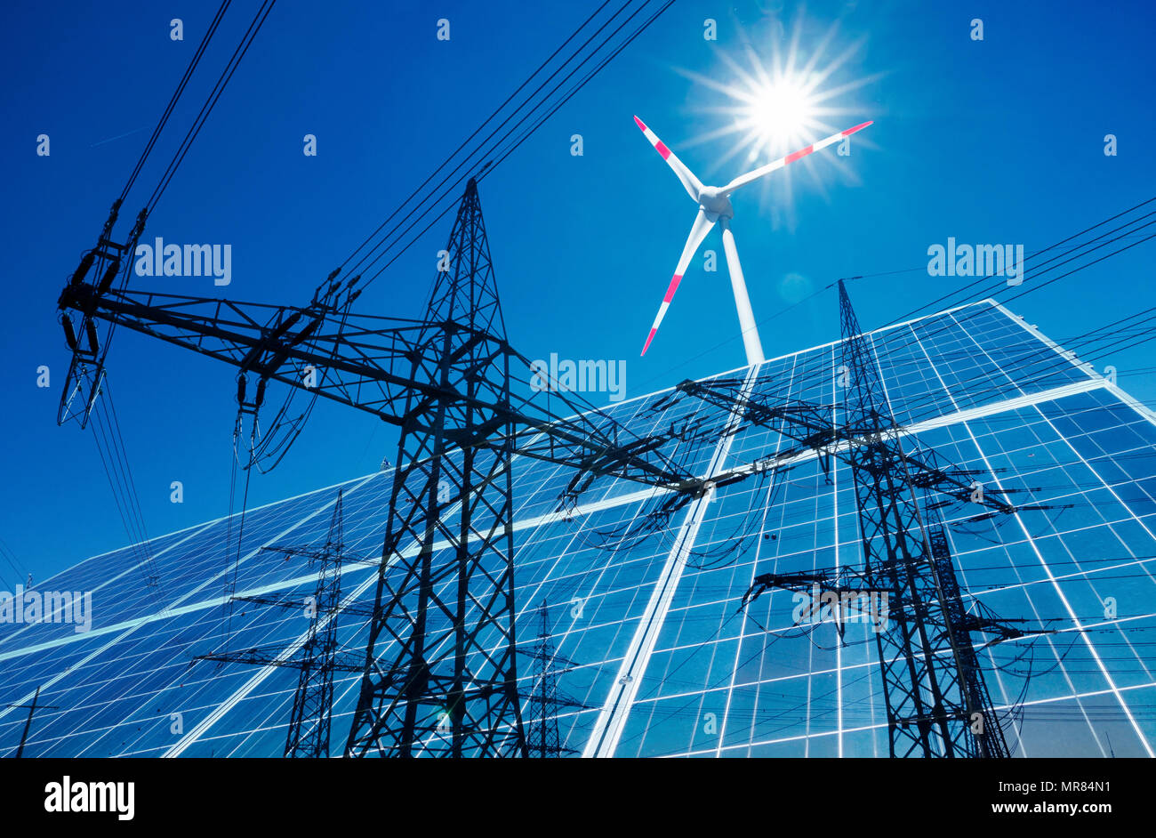 Verfassen von Windkraftanlagen, Solaranlagen und high voltage Pylon mit Power line Stockfoto