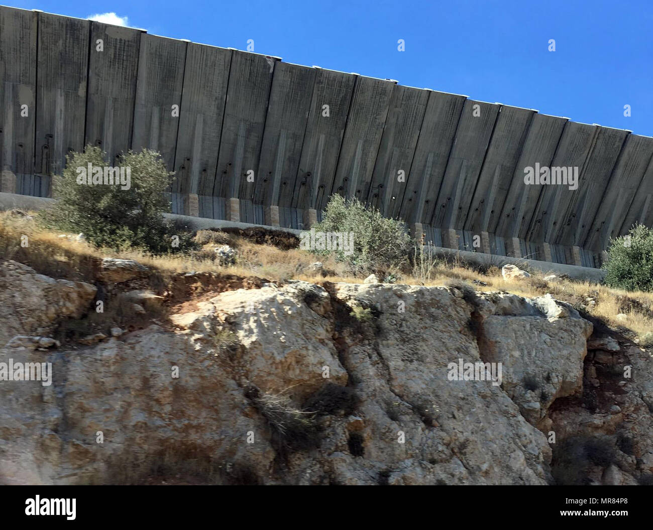 Die Israelischen West Bank Barrier oder Wand ist eine trennmauer im Westjordanland oder entlang der Grünen Linie. Israel hält es eine Sicherheitsbarriere gegen den Terrorismus, während die Palästinenser eine Segregation oder die Apartheidmauer. Die Barriere wurde während der zweiten Intifada, die im September 2000 begonnen und wurde von der israelischen Regierung verteidigt, wie erforderlich sind, um die Welle der Gewalt in Israel, dass der Aufstand mit sich gebracht hatte zu stoppen Stockfoto