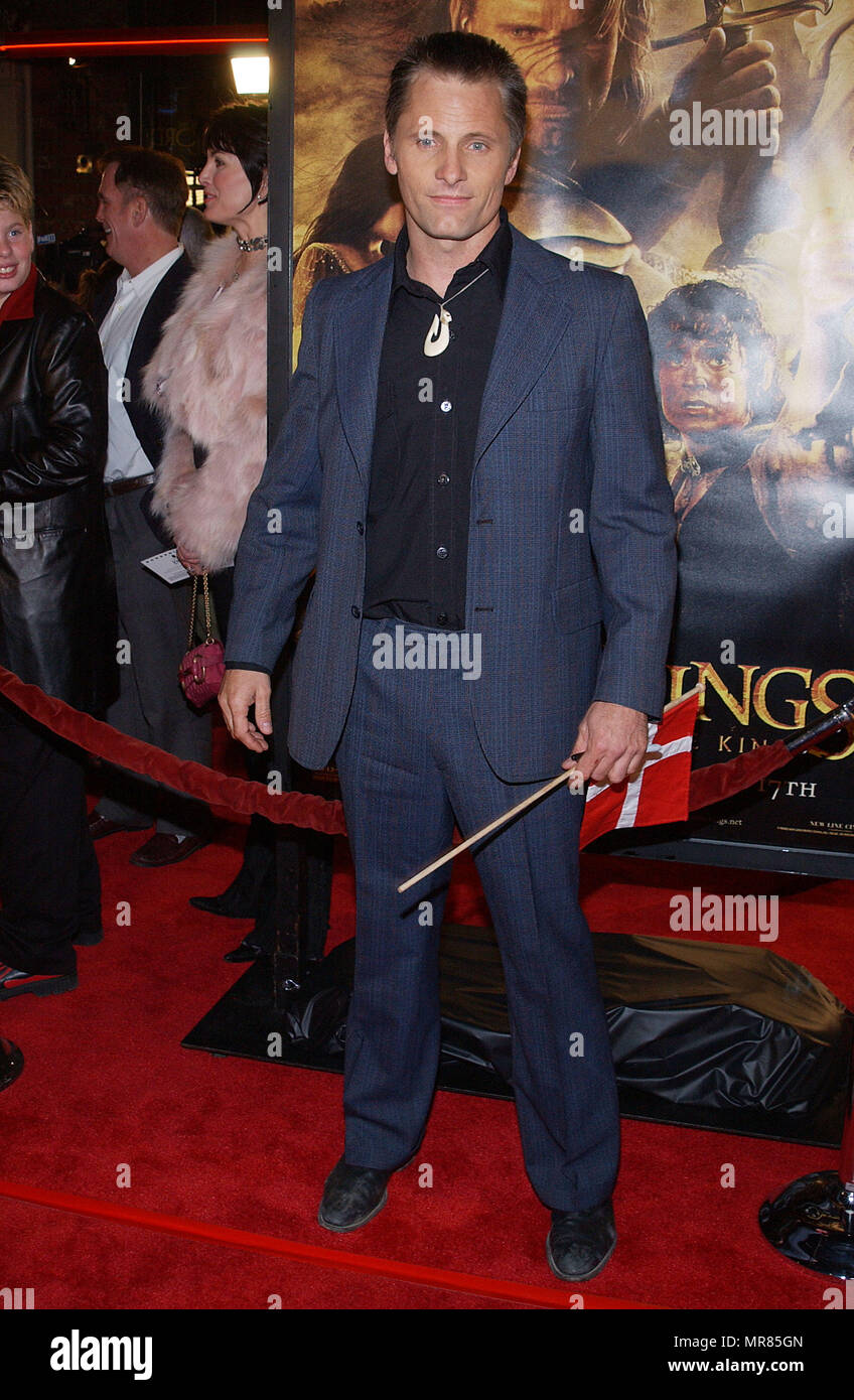 Viggo Mortensen bei der Ankunft im "DER HERR DER RINGE: DIE RÜCKKEHR DES KÖNIGS PREMIERE' im Westwood Village Theater in Los Angeles. Dezember 3, 2003. MortensenViggo 069 Red Carpet Event, Vertikal, USA, Filmindustrie, Prominente, Fotografie, Bestof, Kunst, Kultur und Unterhaltung, Topix Prominente Fashion/Vertikal, Besten, Event in Hollywood Leben - Kalifornien, Roter Teppich und backstage, USA, Film, Stars, Film Stars, TV Stars, Musik, Promis, Fotografie, Bestof, Kunst, Kultur und Unterhaltung, Topix, vertikal, eine Person aus dem Jahr 2003, Anfrage Stockfoto