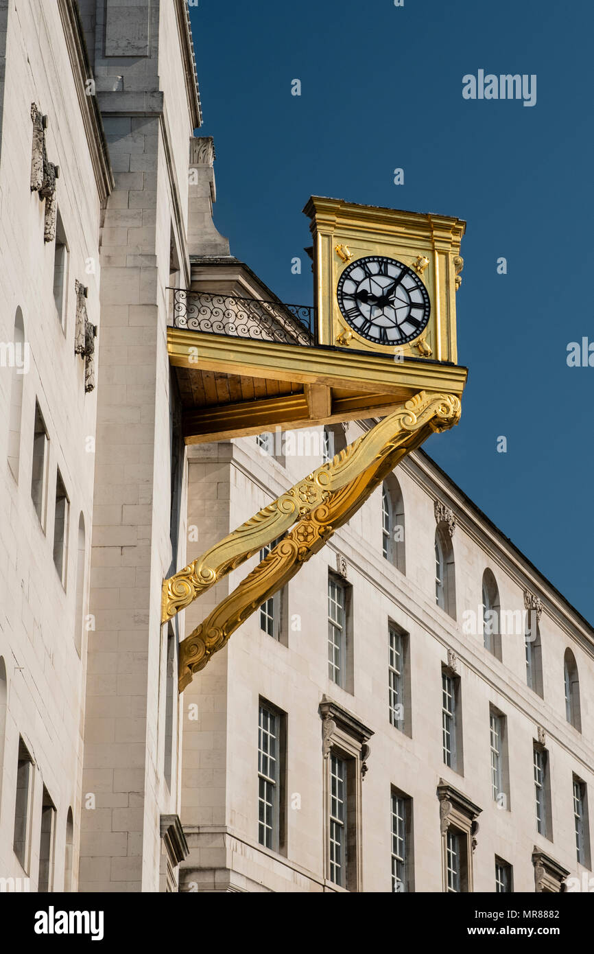 Die goldene Uhr, außerhalb von Leeds Civic Hall, West Yorkshire, England, UK. Stockfoto