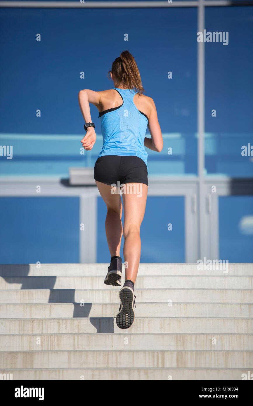 Athlet Frau läuft die Treppe Stockfoto