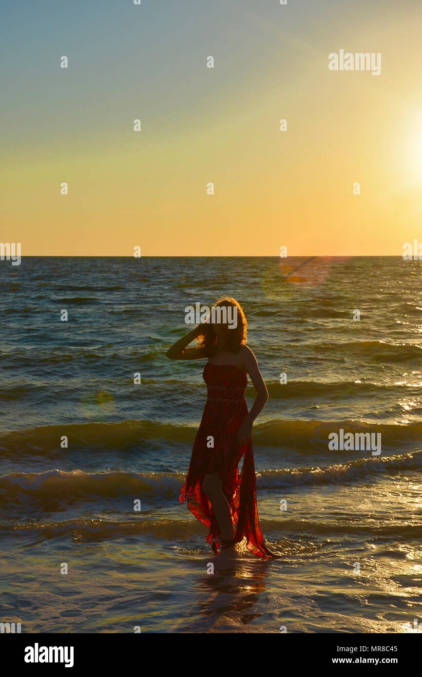 Walking am Strand bei Sonnenuntergang. Stockfoto