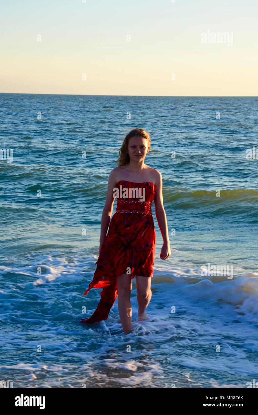 Walking am Strand bei Sonnenuntergang. Stockfoto