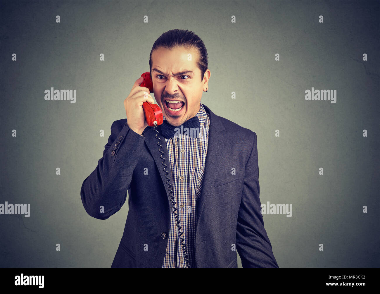 Junge wütend Geschäftsmann kreischen auf dem Telefon Stockfoto