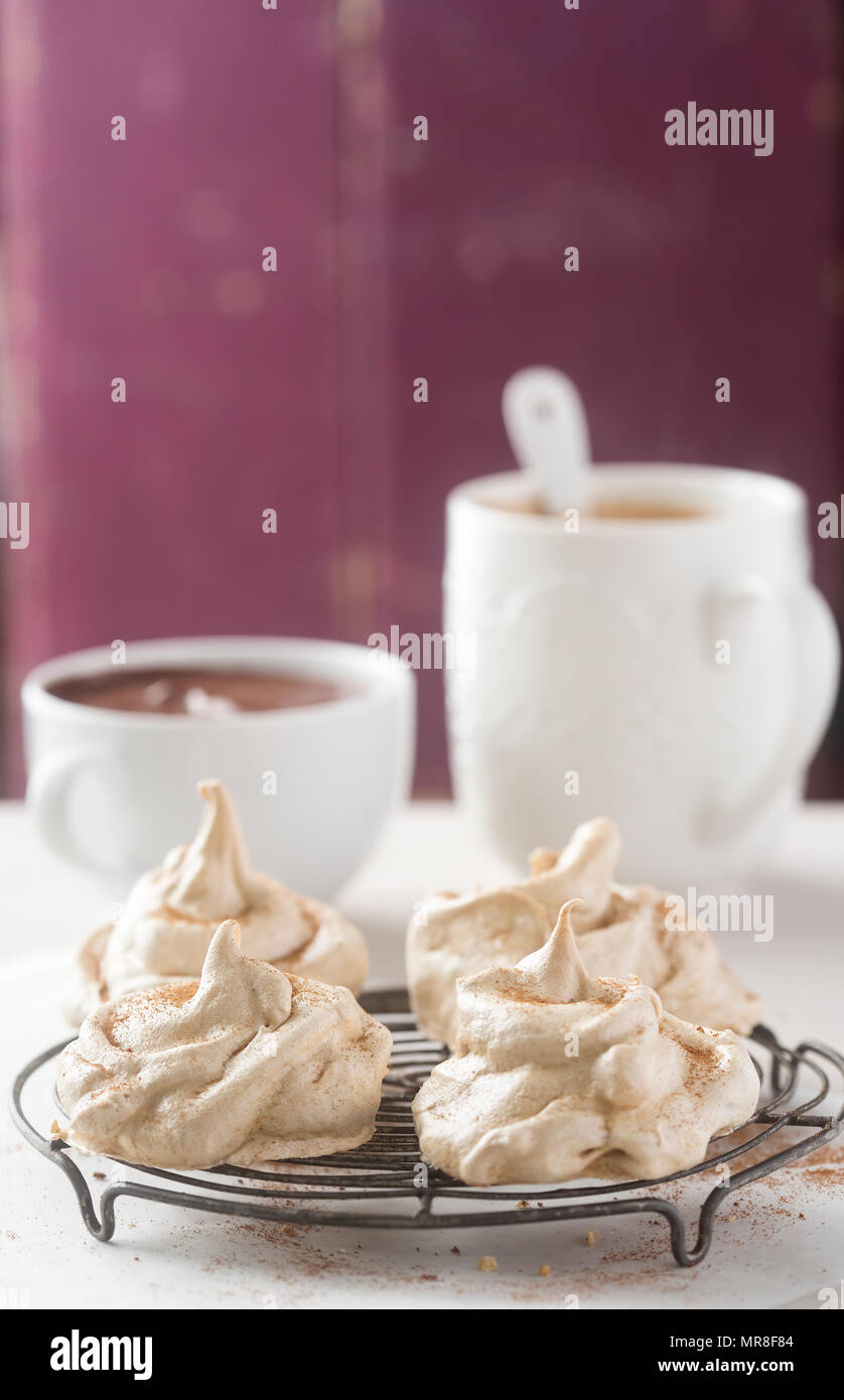 Kaffee-Baiser mit Schokoladensauce Stockfoto