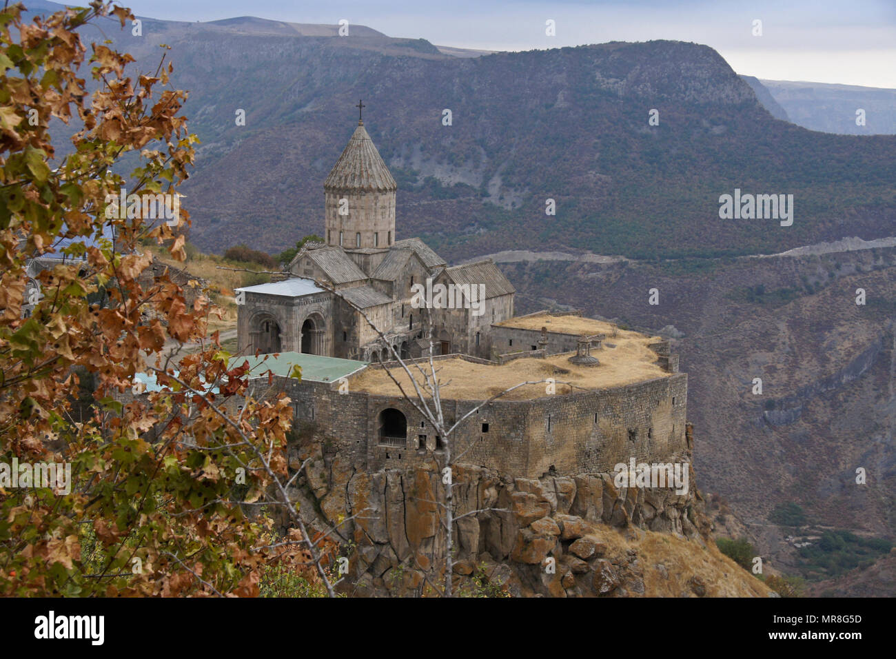 Tatev Kloster mit der Kirche von surp Poghos-Petros (St. Paul und St. Peter) sitzt auf der Kante der Vorotan Canyon an einem bewölkten Tag im Herbst, Armenien Stockfoto