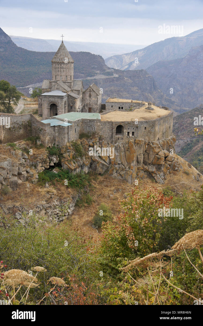 Tatev Kloster mit der Kirche von surp Poghos-Petros (St. Paul und St. Peter) sitzt auf der Kante der Vorotan Canyon an einem bewölkten Tag im Herbst, Armenien Stockfoto
