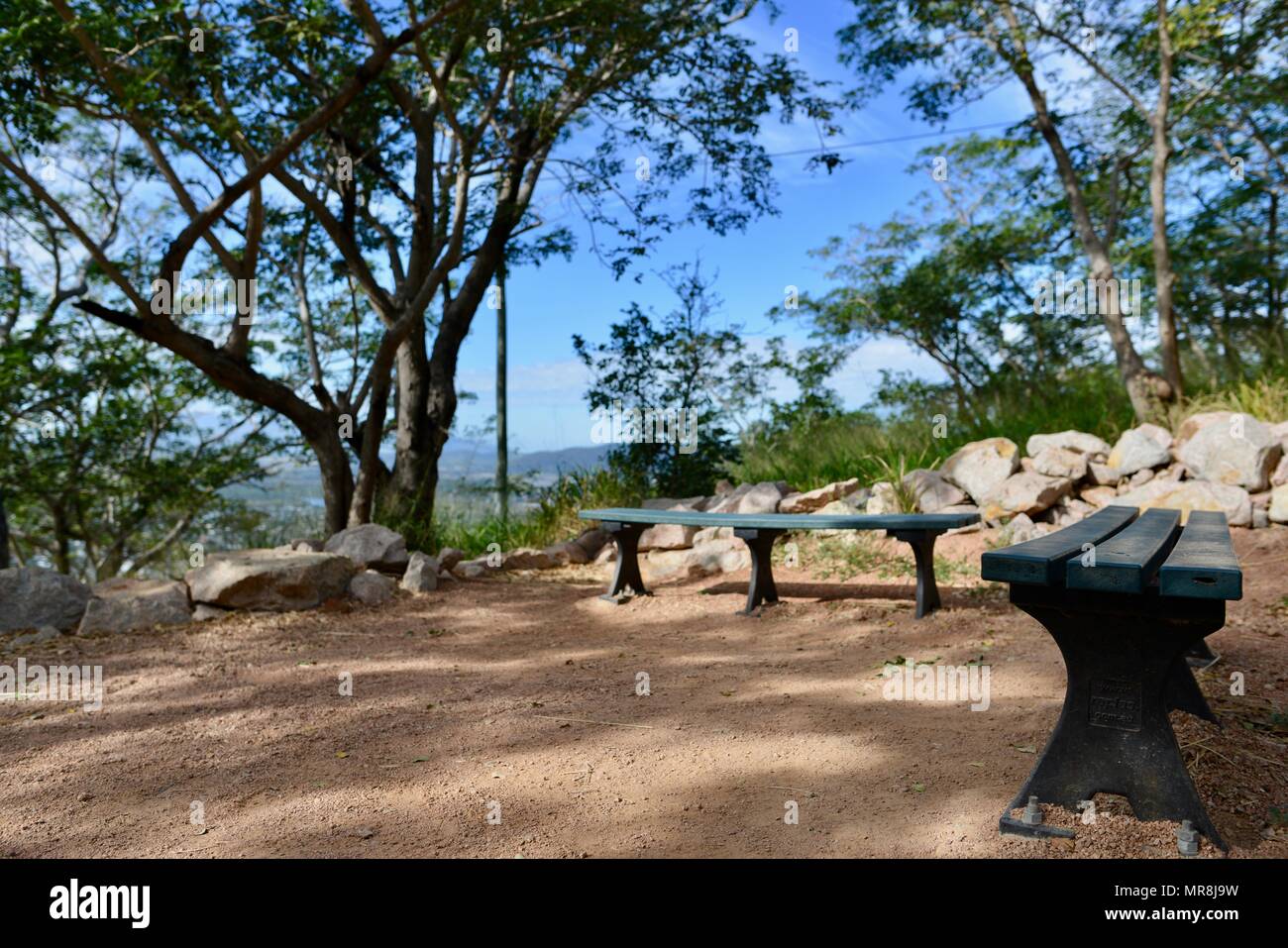 Grün aus Kunststoff geformten Bänke auf der cudtheringa Track, Castle Hill, QLD 4810, Australien Stockfoto