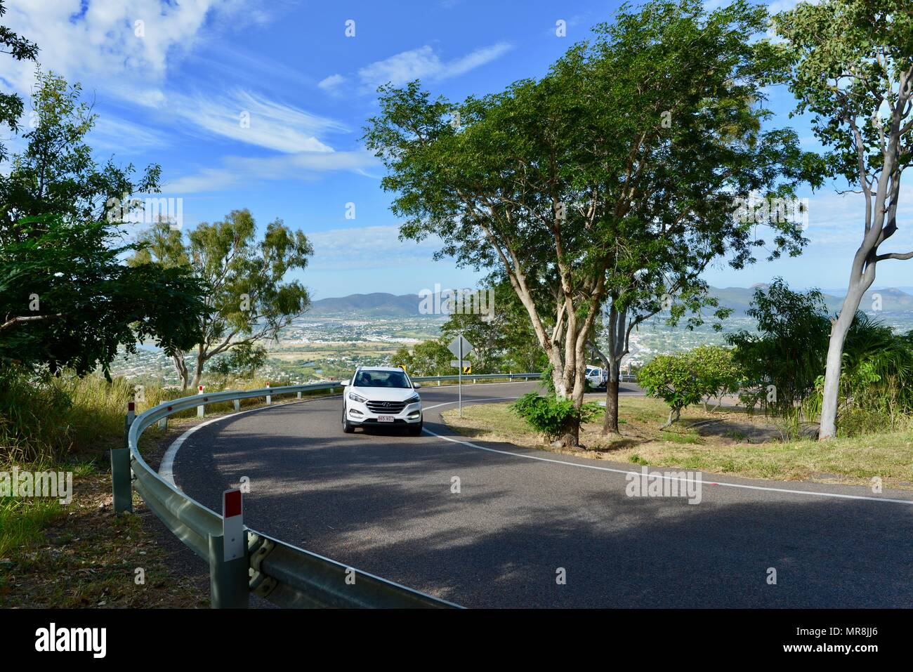 Autos fahren die Straße bis zum Burgberg, Castle Hill, QLD 4810, Australien Stockfoto