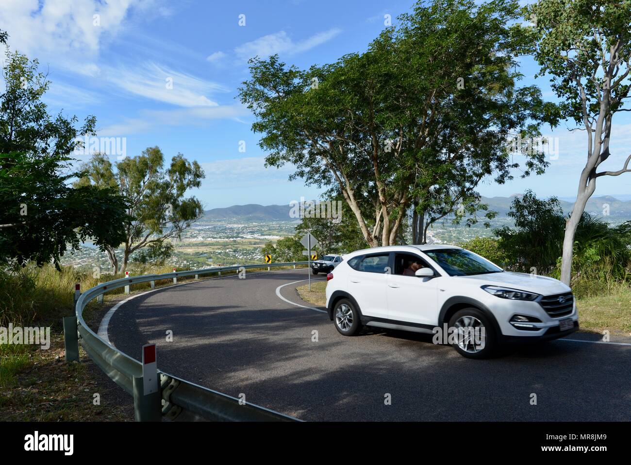 Autos fahren die Straße bis zum Burgberg, Castle Hill, QLD 4810, Australien Stockfoto