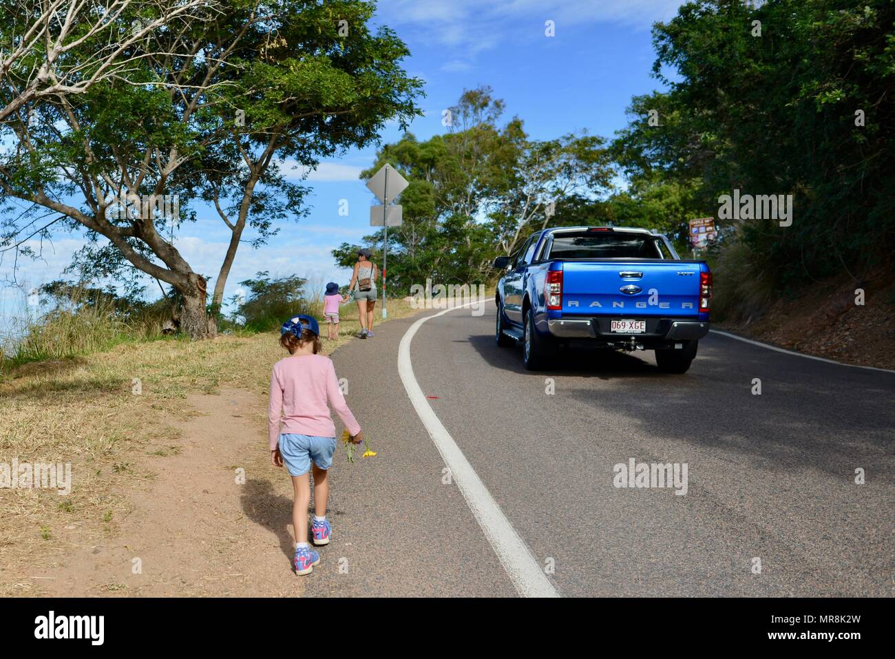 Autos fahren die Straße bis zum Burgberg, Castle Hill, QLD 4810, Australien Stockfoto
