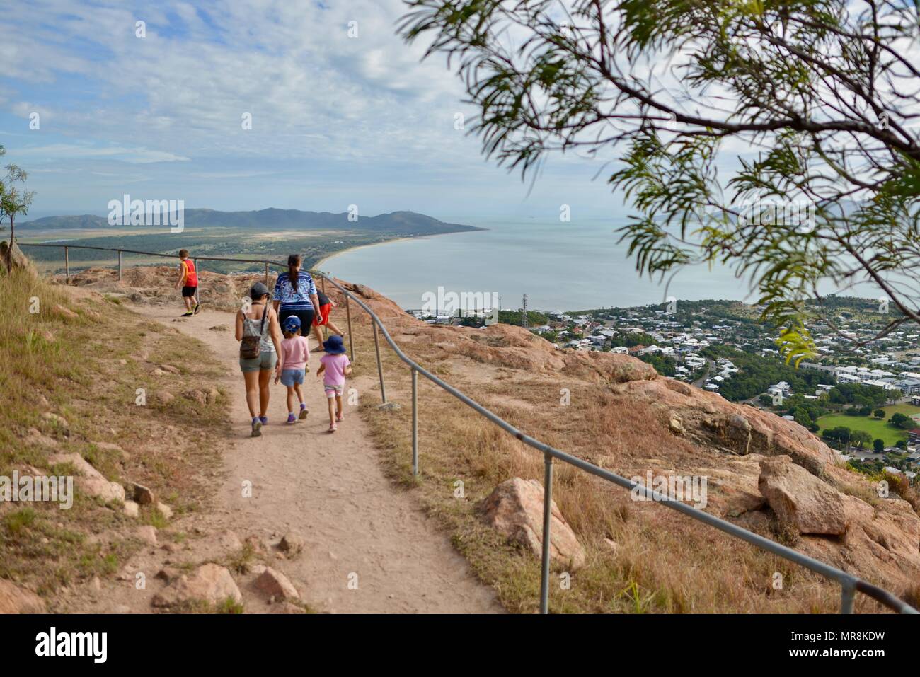 Fußgänger Touristen Einheimischen zusammen gehen auf Castle Hill, QLD 4810, Australien Stockfoto