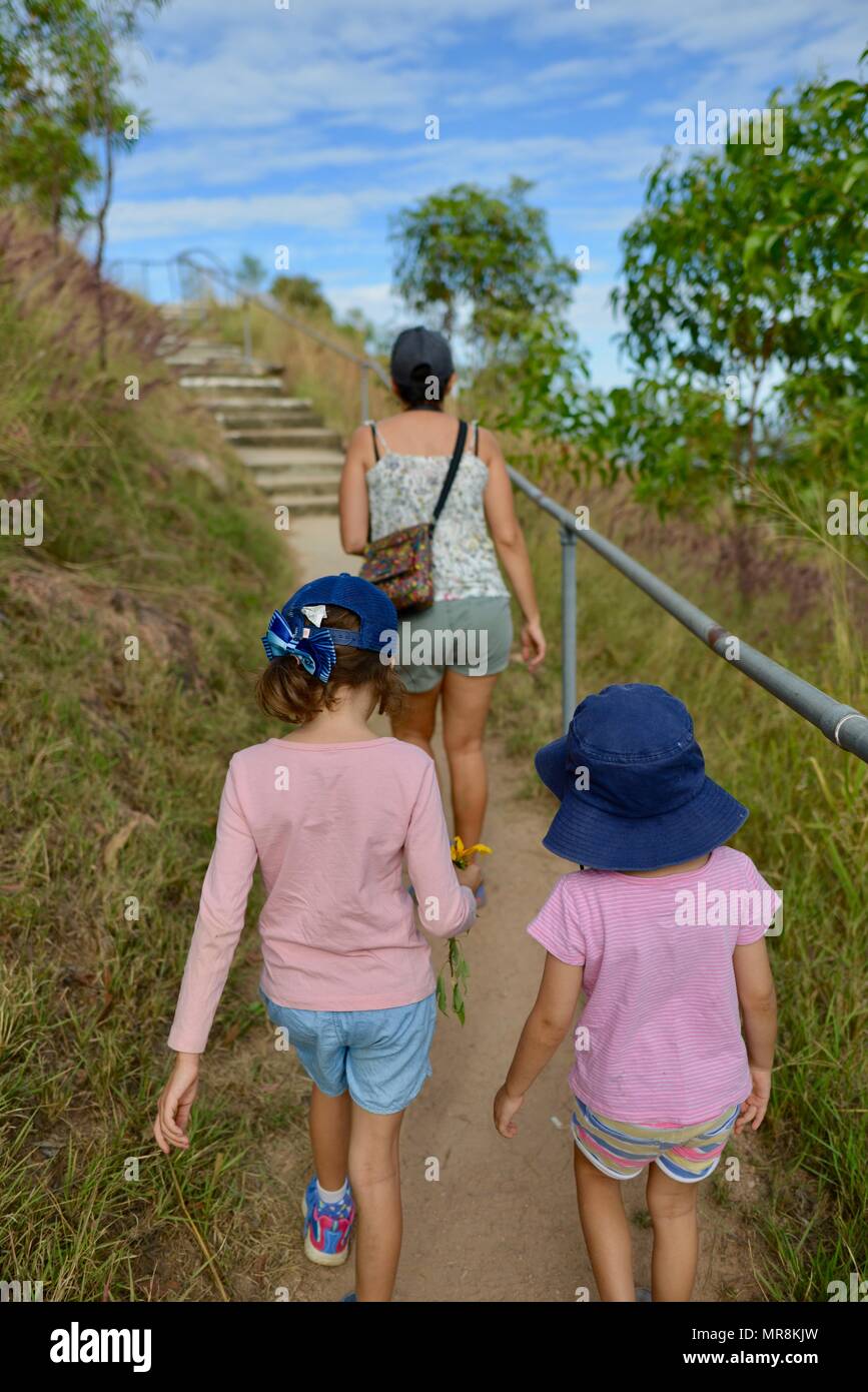 Mutter und Töchter gemeinsam wandern, auf dem Gipfel LOOP-Spur, Castle Hill, QLD 4810, Australien Stockfoto