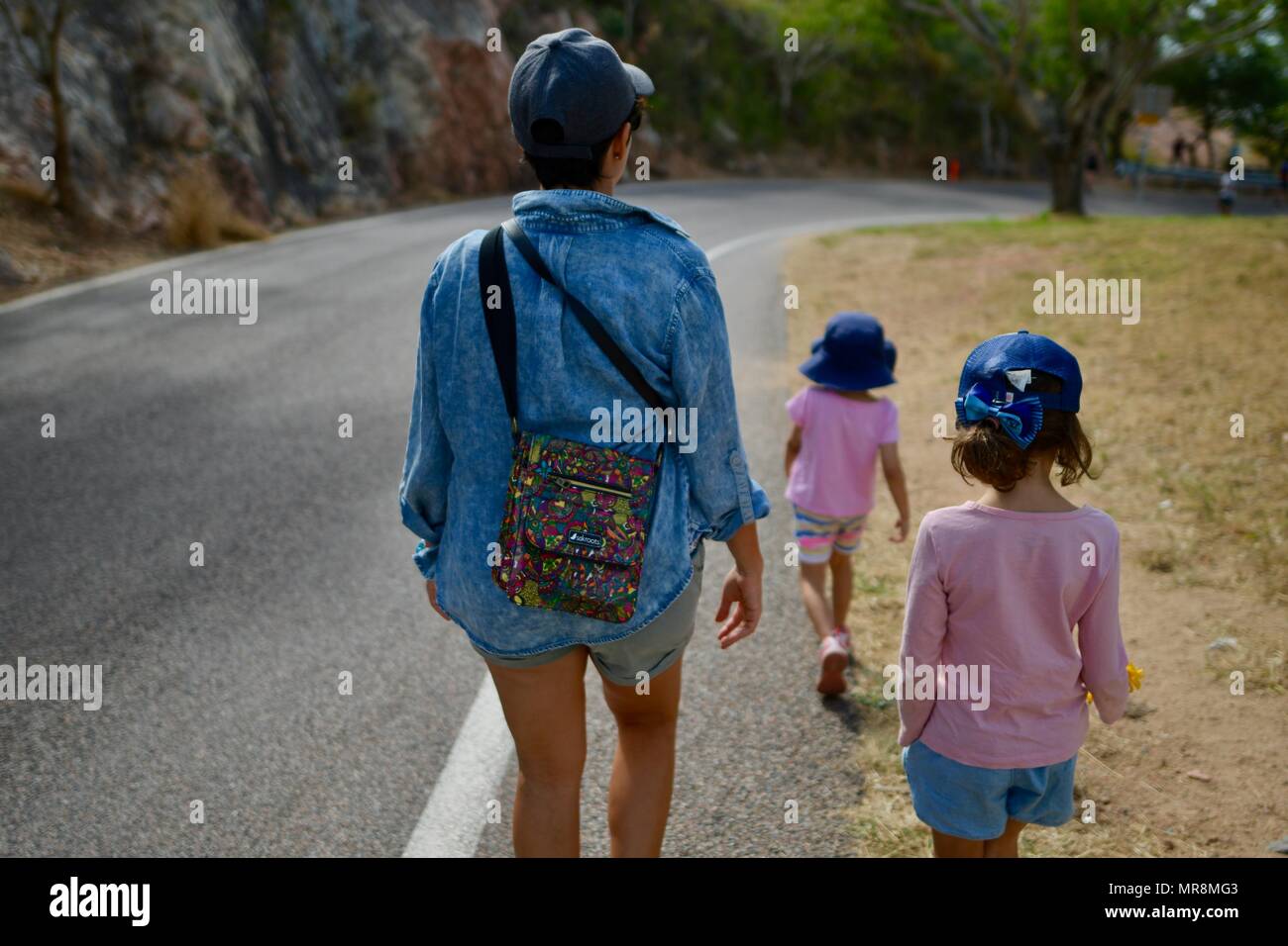 Mutter und Töchter gemeinsam Wandern, Castle Hill, QLD 4810, Australien Stockfoto