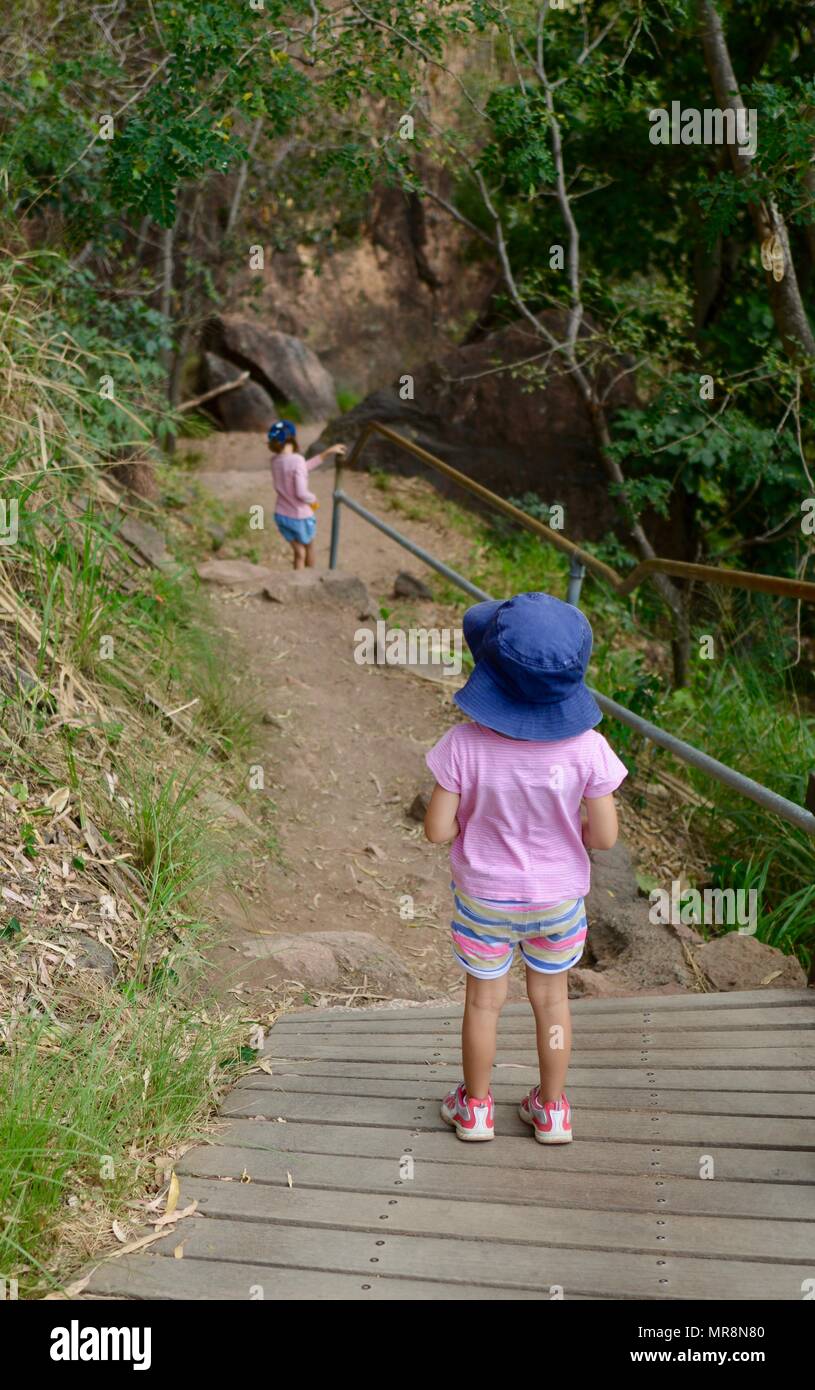 Junge Mädchen zu Fuß entlang Cudtheringa Track, Castle Hill, QLD 4810, Australien Stockfoto