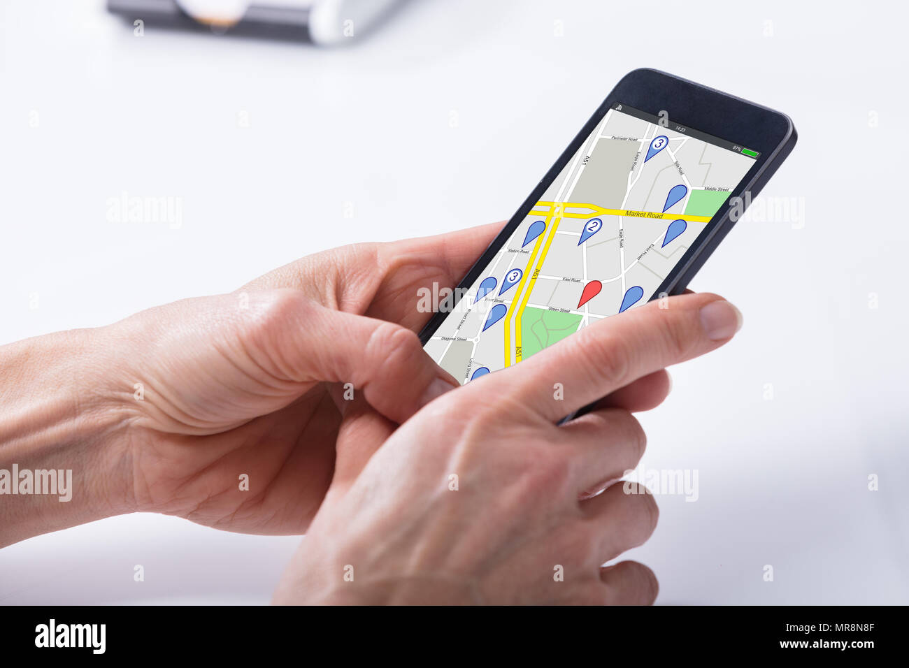 Close-up für eine Hand mit Hilfe der GPS-Navigation Karte am Handy Stockfoto
