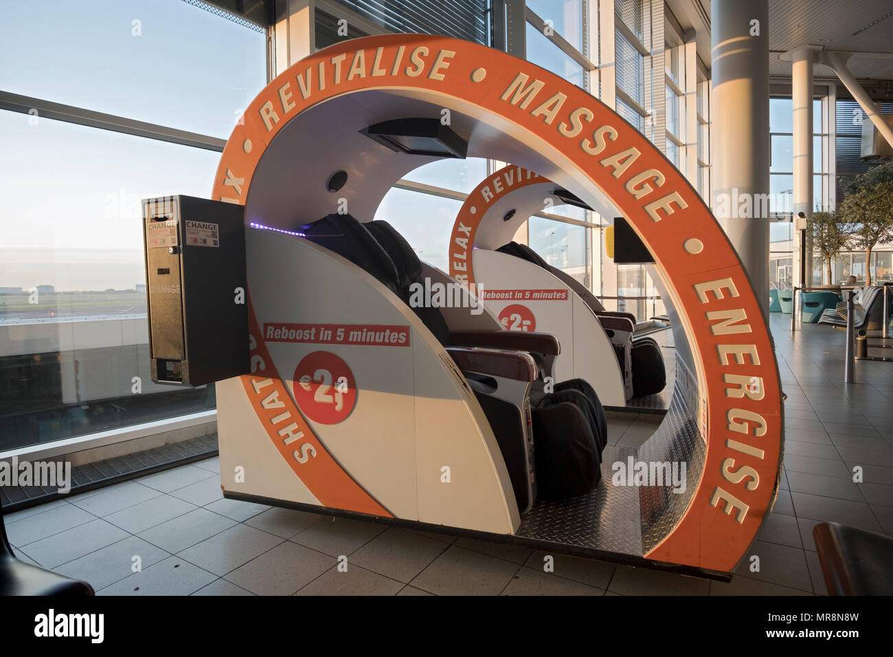 Eine Maschine am Flughafen Schiphol außerhalb von Amsterdam, Niederlande, bietet eine 5-minütige belebende Massage für zwei Euro. Stockfoto