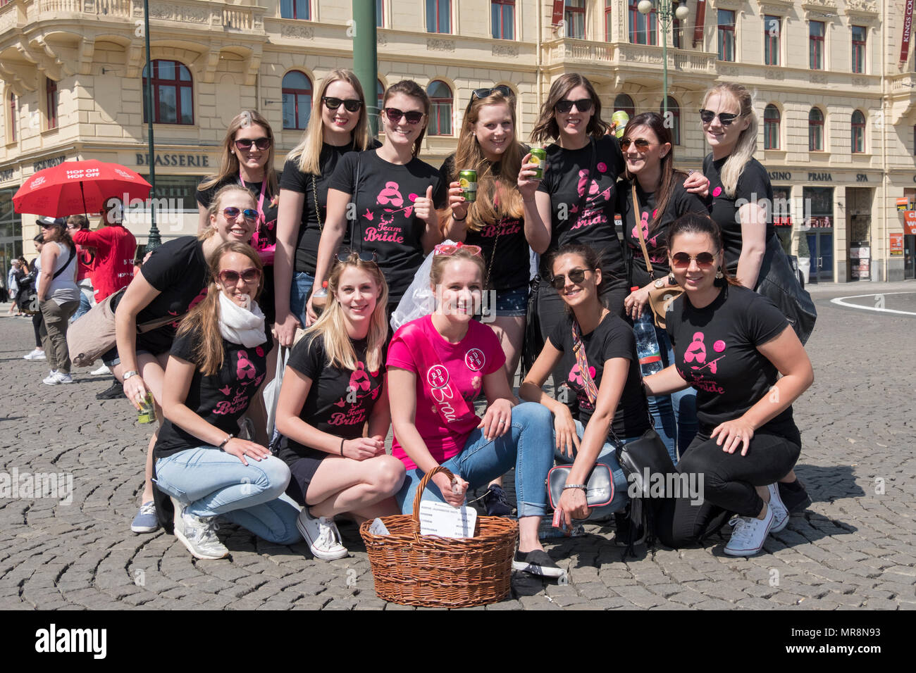 Eine Braut aus Salzburg, Österreich stellt mit ihrer Brautjungfer Freunde & Familie am Platz der Republik in Prag, Tschechische Republik. Stockfoto