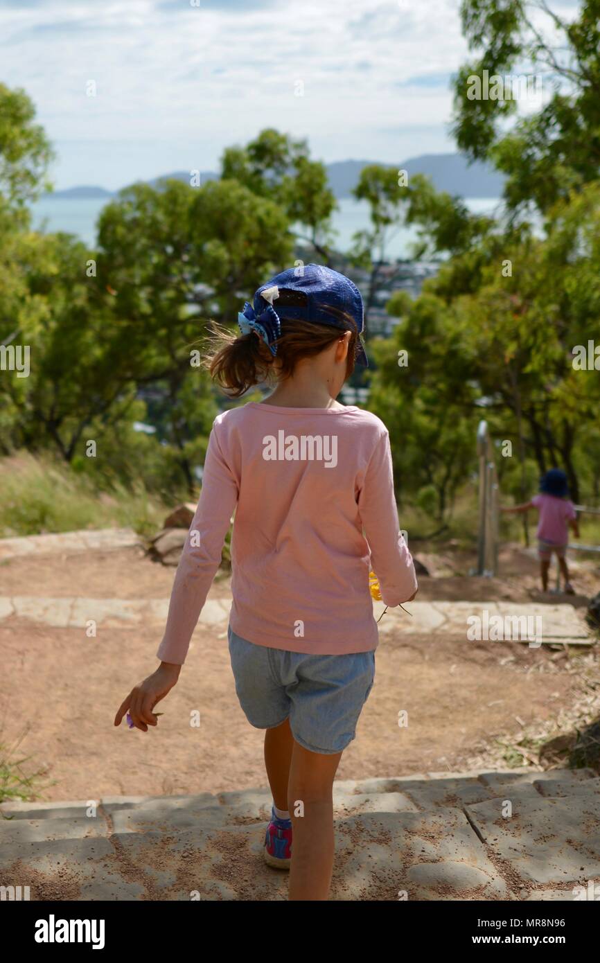 Junge Mädchen zu Fuß entlang Cudtheringa Track, Castle Hill, QLD 4810, Australien Stockfoto
