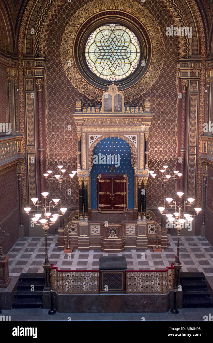 Das Innere der Spanischen Synagoge, die im maurischen Stil, reich verzierten Tempel in das jüdische Viertel von Prag, tschechische Republik. Stockfoto