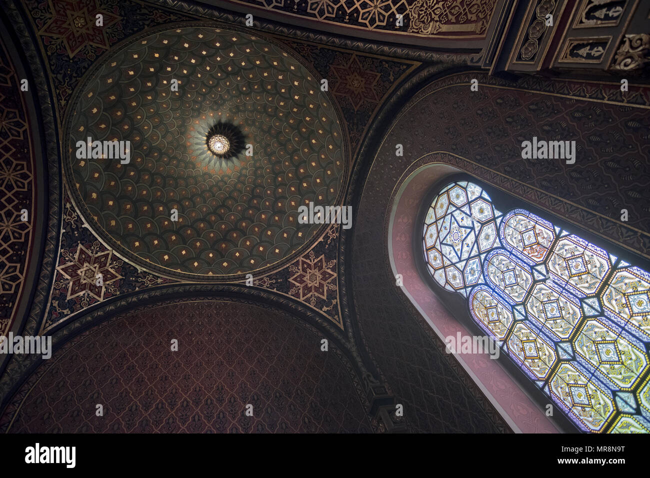 Das Innere der Spanischen Synagoge, die im maurischen Stil, reich verzierten Tempel in das jüdische Viertel von Prag, tschechische Republik. Stockfoto