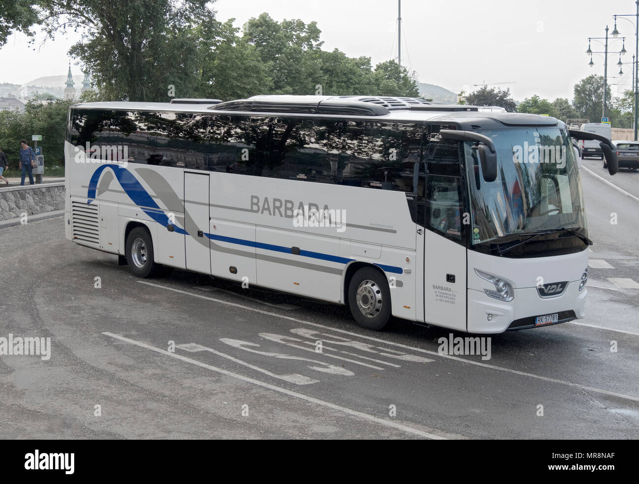 Ein Bus namens Barbara am Ufer der Donau in der Pester Seite von Budapest, Ungarn, geparkt. Stockfoto
