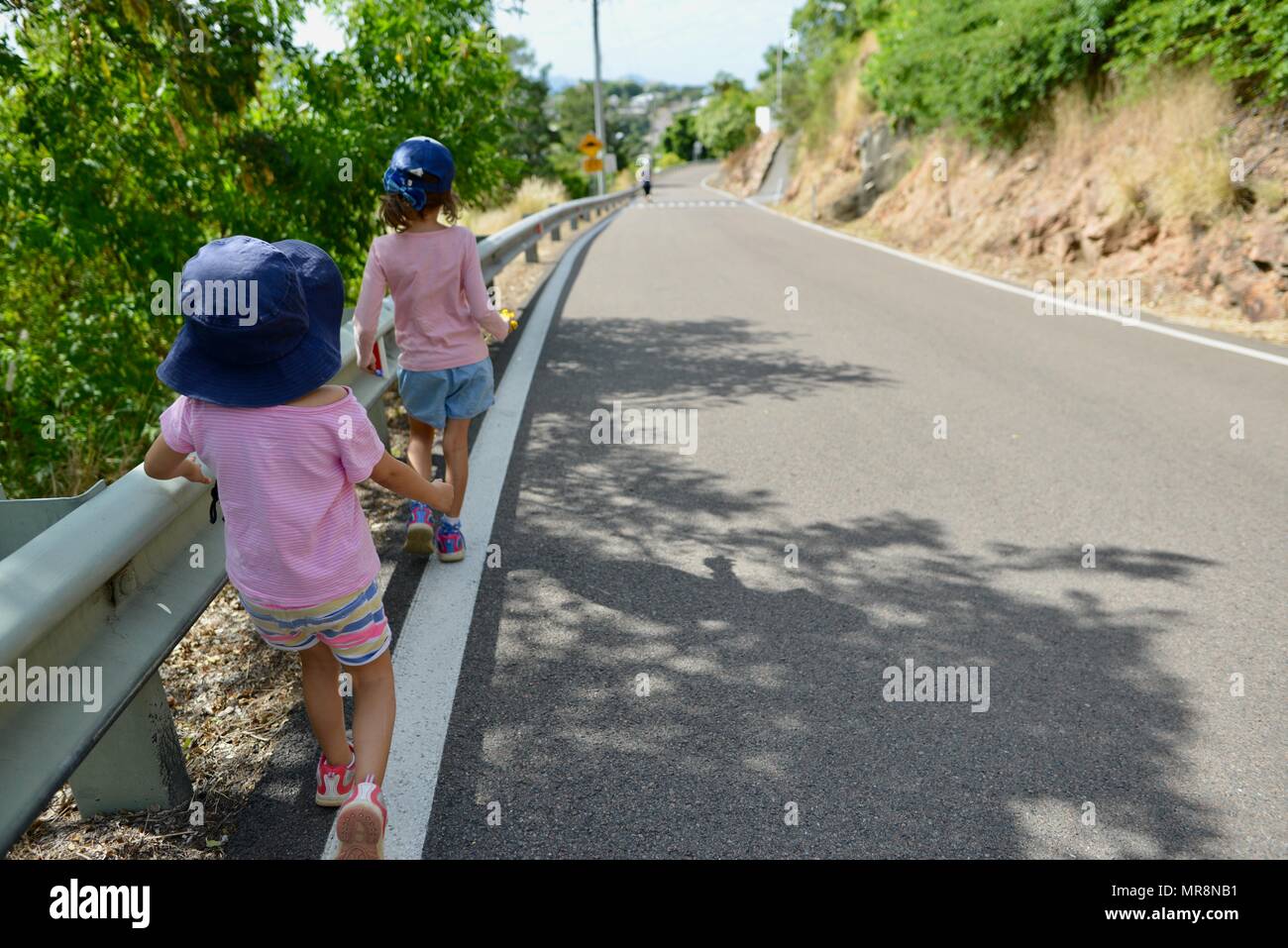 Zwei Kinder gehen auf die Straße, von Castle Hill, Castle Hill, QLD 4810, Australien Stockfoto