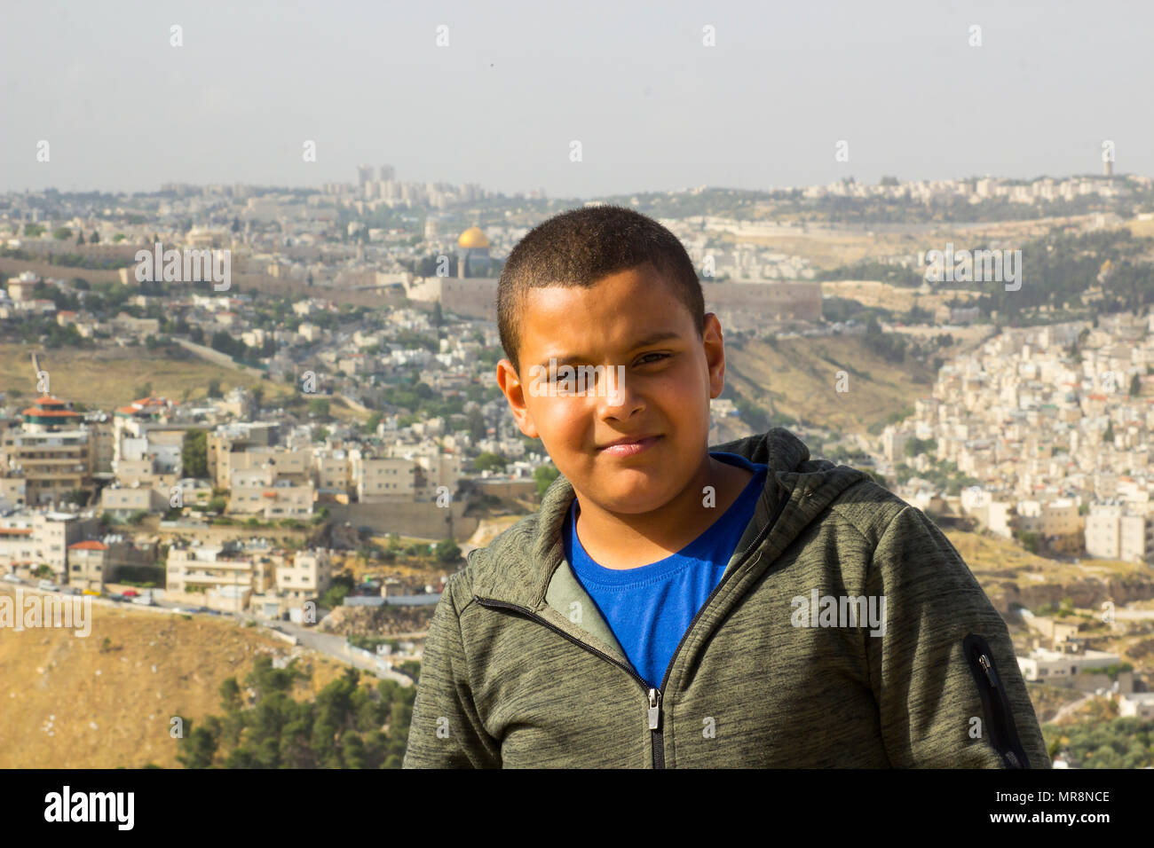 8. Mai 2018 junge jüdische Jungen sitzen zusammen sein Foto auf eigenen Wunsch auf einem Hügel in einem Vorort von Jerusalem Israel genommen zu haben Stockfoto