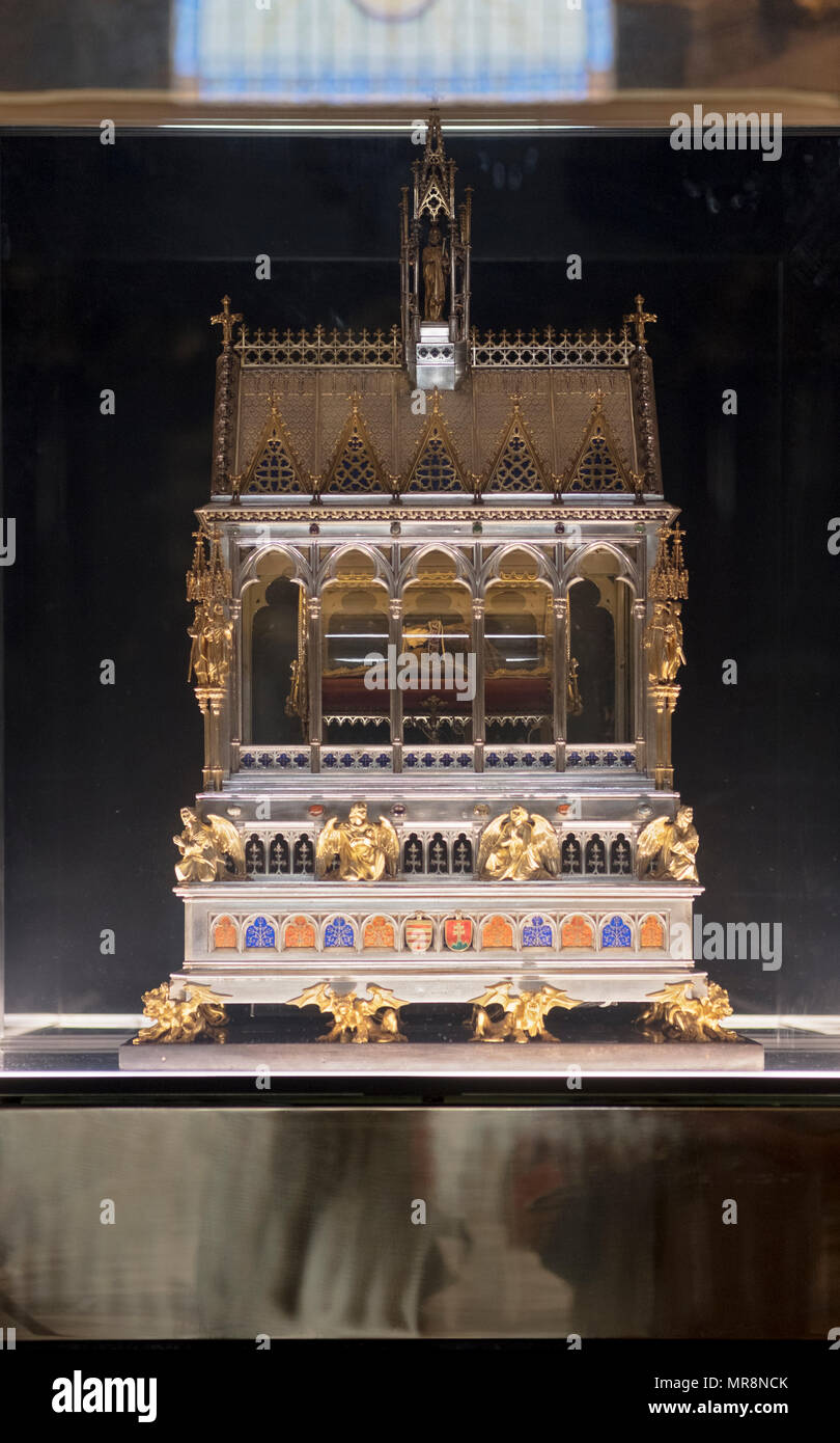 Thw heiligen Rechten von Saint Stephen untergebracht und in die St. Stephan Basilika in Budapest, Ungarn angezeigt Stockfoto