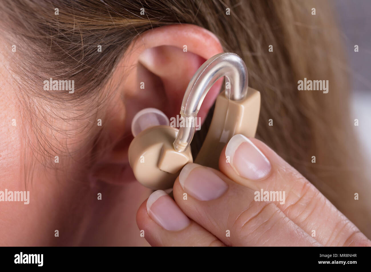 Nahaufnahme der Frau das Tragen von Hörgeräten Stockfoto