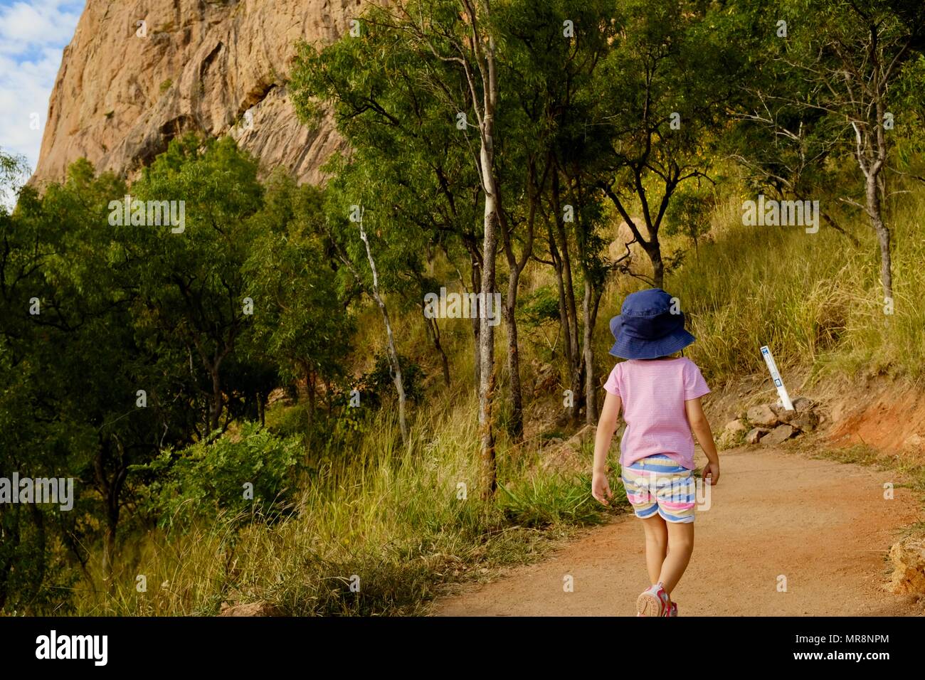 Junge Mädchen die Spaziergänge entlang der Cudtheringa Track, Castle Hill, QLD 4810, Australien Stockfoto