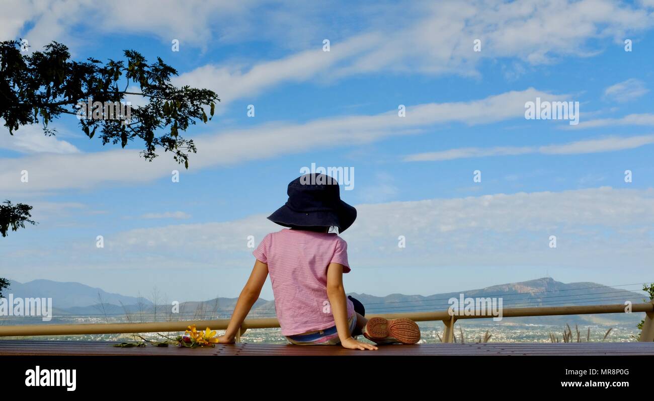 Junge Mädchen schaut auf die Ansicht von Townsville aus der Oberseite des Castle Hill, QLD 4810, Australien Stockfoto