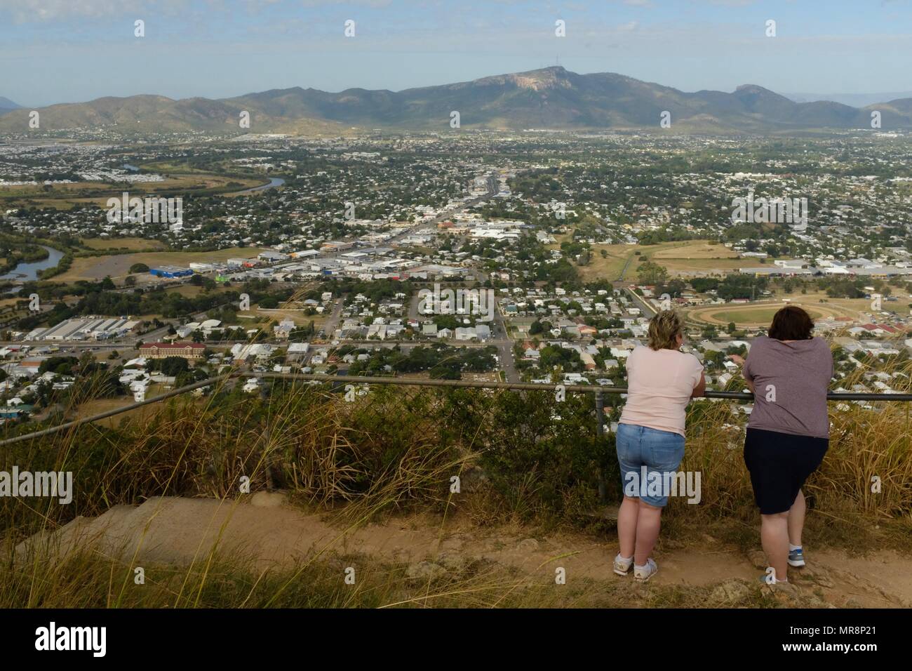 Zwei Frauen genießen die Aussicht vom Castle Hill, Castle Hill, QLD 4810, Australien Stockfoto
