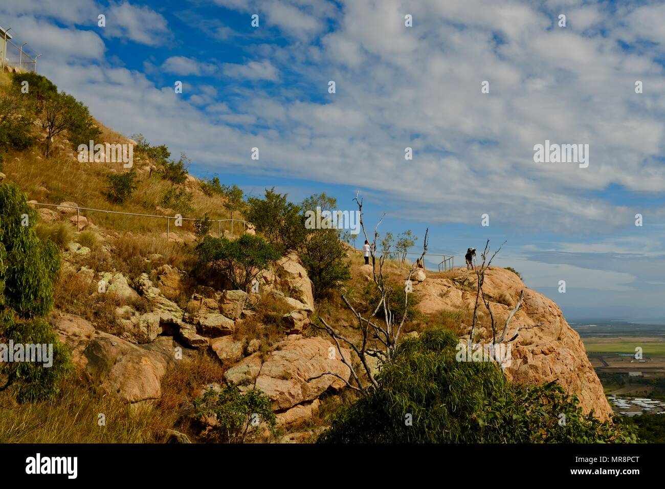 Menschen machen Fotos von Townsville und Magnetic Island vom Castle Hill, Castle Hill, QLD 4810, Australien Stockfoto