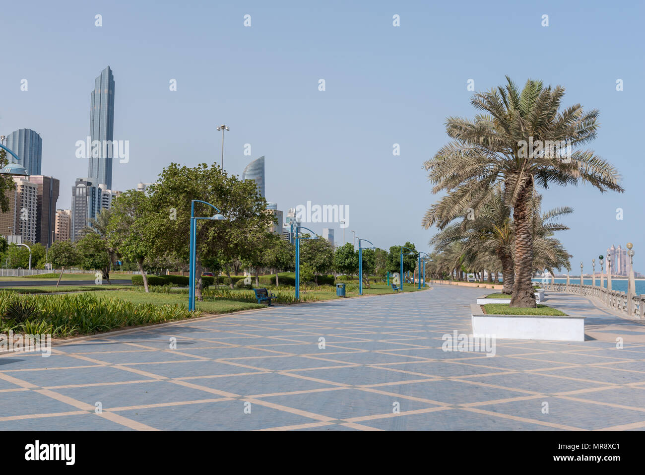 Corniche von Abu Dhabi, Hauptstadt der Vereinigten Arabischen Emirate, gesäumt mit Parks und Bäume Stockfoto