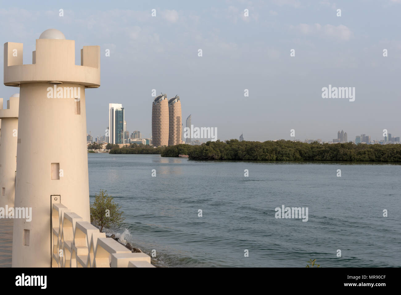 Wasser vor der Östlichen Mangroven in Abu Dhabi, die Vereinigten Arabischen Emirate mit Wahrzeichen in der Ferne Stockfoto
