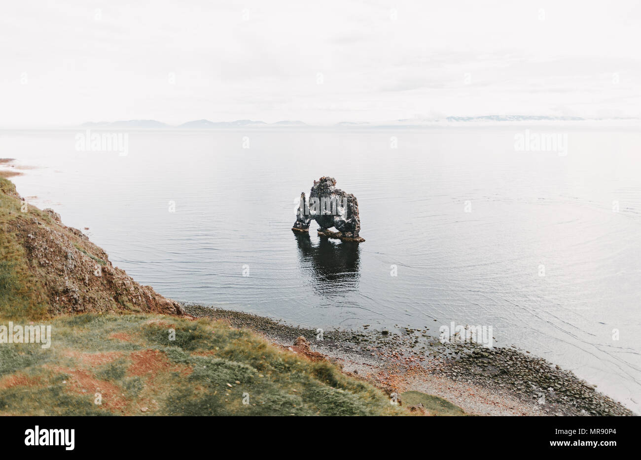 Majestätische Felsen im Meer und die majestätischen Landschaft, Hvítserkur, Island Stockfoto