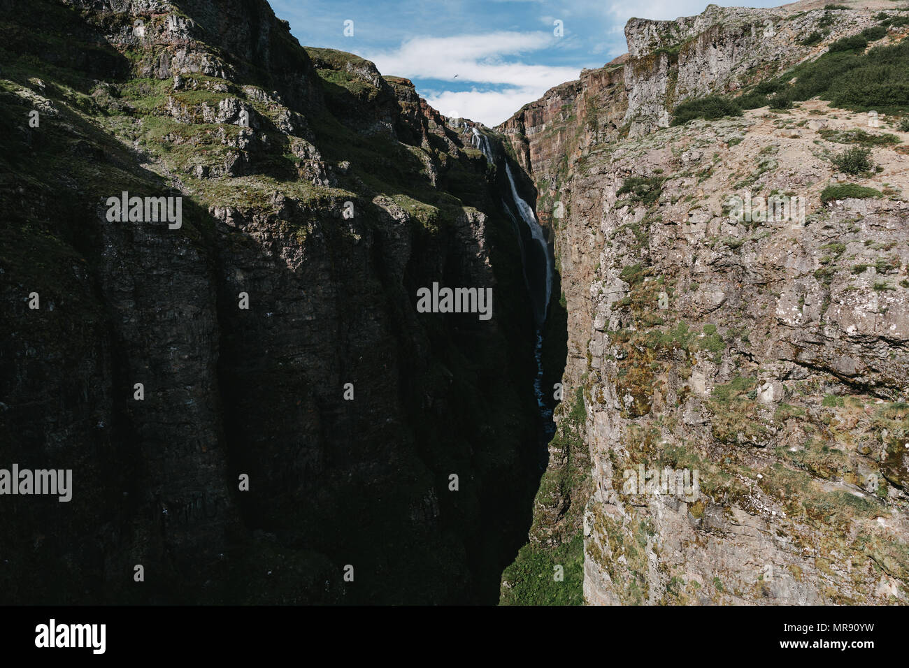 Majestic Glymur Wasserfall zwischen Felsen in Island Stockfoto