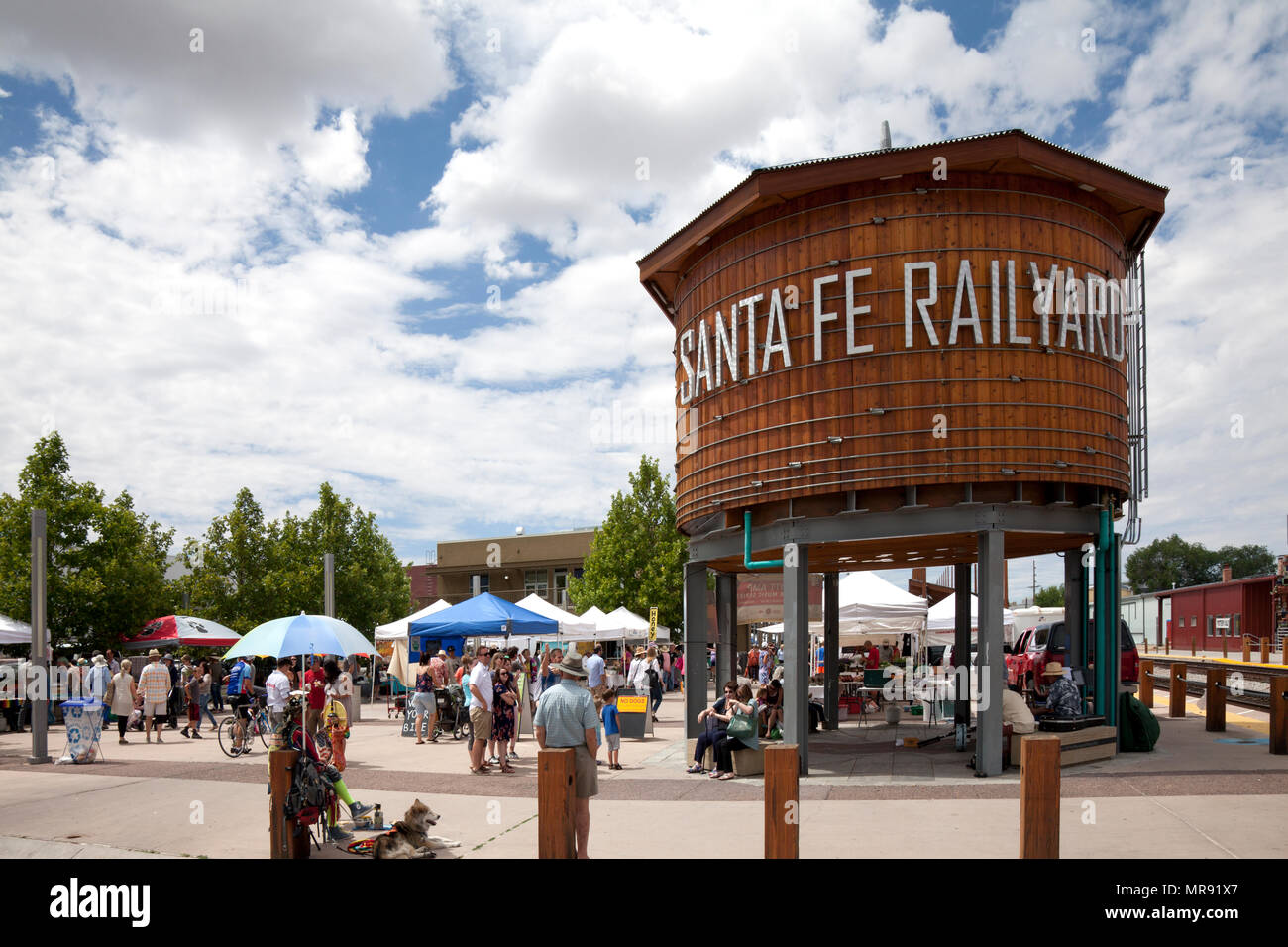 Dieser Jahrgang Holz- Wassertank als Wahrzeichen und Zeichen für beliebte Entertainment Santa Fe's Bezirk dient, die Leipzig-engelsdorf. Bauernmärkte zweimal pro Woche Stockfoto