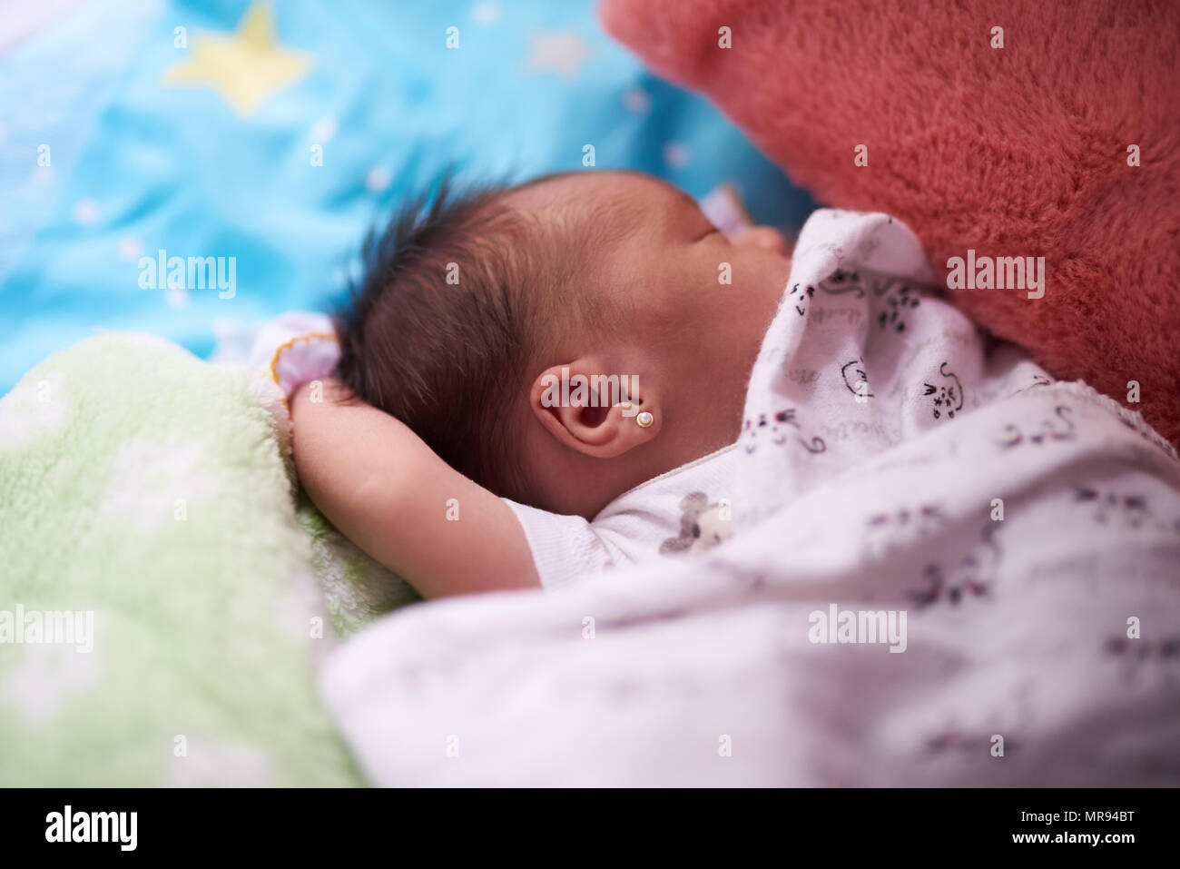 Neugeborene piercing Thema. Schlafendes Baby girl Nähe zu sehen. Stockfoto