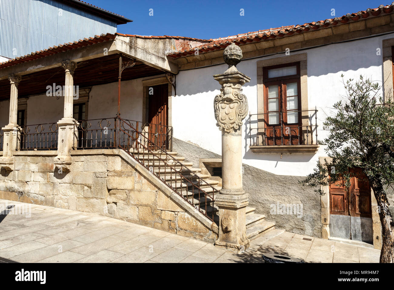 Blick auf die Spalte mit einem Wappen und armillarsphäre an der Basis der Granit Treppe, die auf die Veranda von korinthischen Säulen unterstützt. Stockfoto