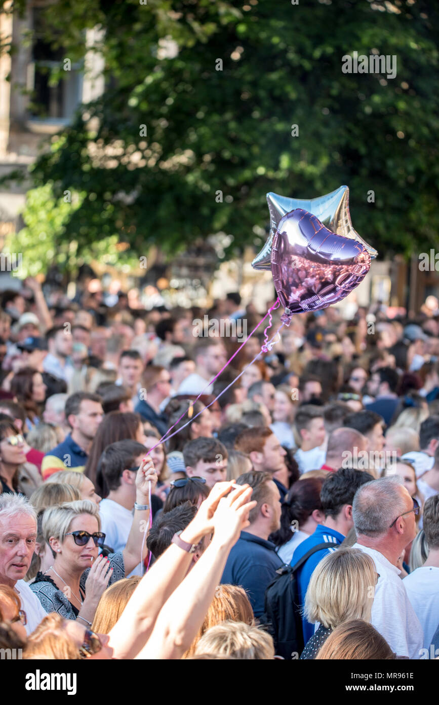 Pink und Silber Ballons spiegeln die Masse in der Albert Platz während der Manchester zusammen Konzert im Gedenken an die Opfer der Arena Bombenattentat in Manchester, Großbritannien, am 22. Mai 2018. Prinz William und der britische Premierminister Theresa May zusammen mit anderen Politikern, sowie Angehörige der Getöteten, und Rettungskräfte zur Szene des Terror Angriff, während Tausende von Menschen in Manchester Dienstag versammelten sich am ersten Jahrestag des Terrorangriffs in der Stadt die 22 Toten. Stockfoto