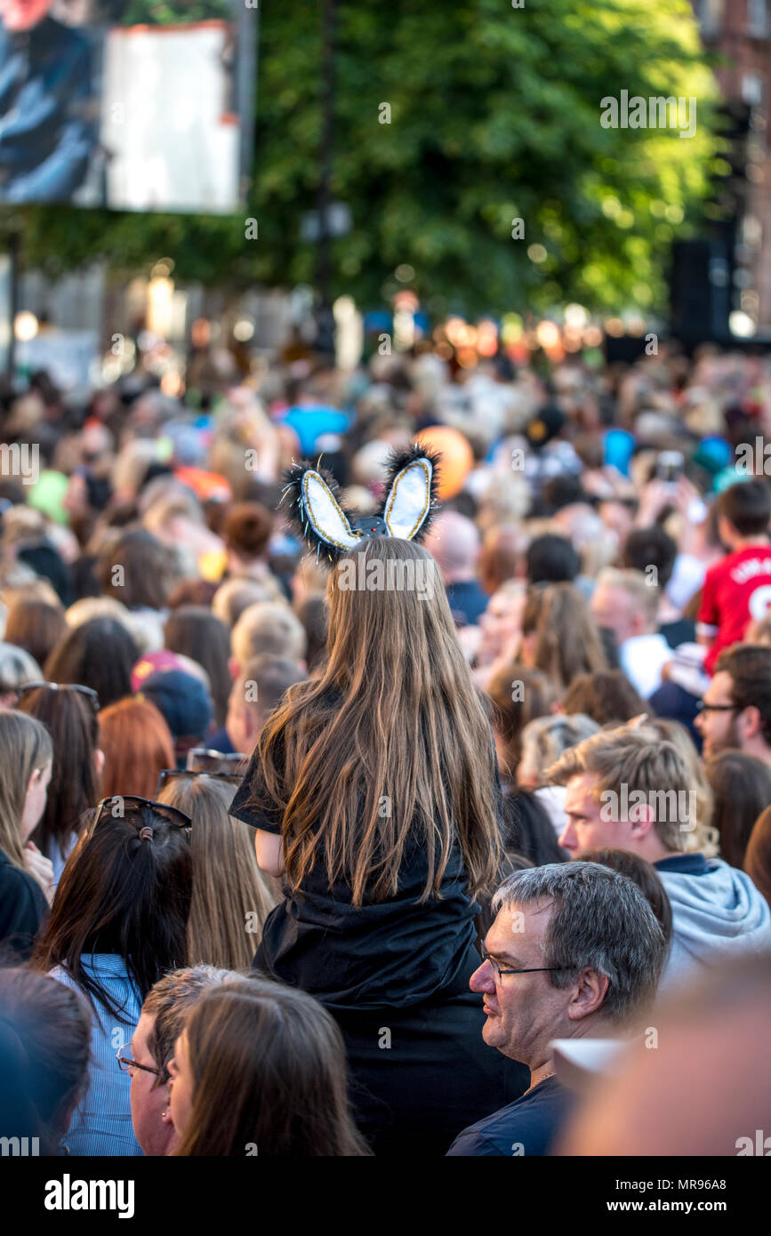 Massen von dem öffentlichen Ansehen der Manchester zusammen, mit einer Stimme Konzert in der Albert Square, in Erinnerung an die Opfer der Arena Bombenattentat in Manchester, Großbritannien, am 22. Mai 2018. Prinz William und der britische Premierminister Theresa May zusammen mit anderen Politikern, sowie Angehörige der Getöteten, und Rettungskräfte zur Szene des Terror Angriff, während Tausende von Menschen in Manchester Dienstag versammelten sich am ersten Jahrestag des Terrorangriffs in der Stadt die 22 Toten. Stockfoto